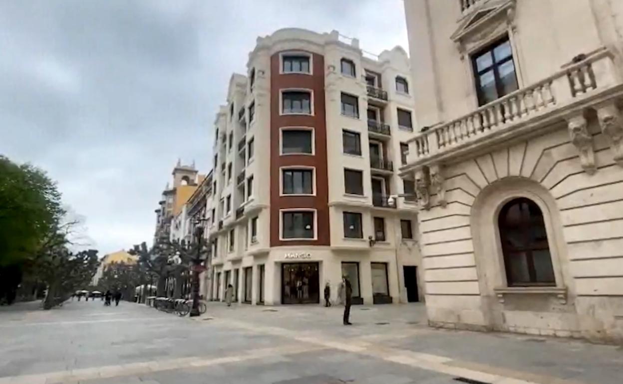 El edificio España se encuentra al lado de la Diputación. 