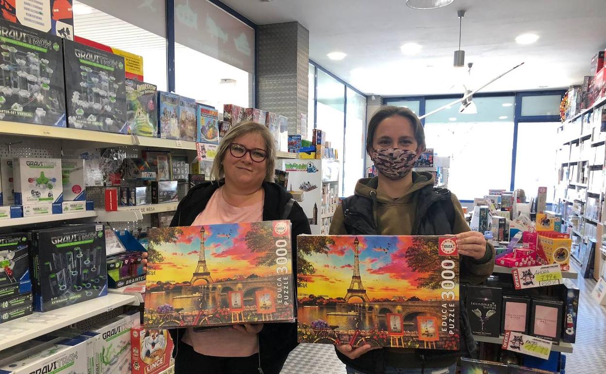 Las ganadoras recogiendo el premio.