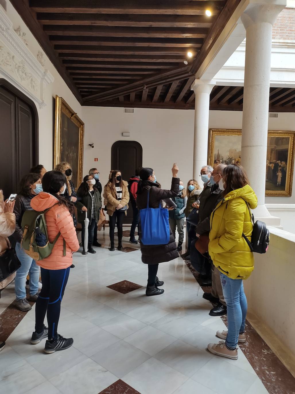 Los alumnos de la Escuela Oficial de Idiomas durante una visita.