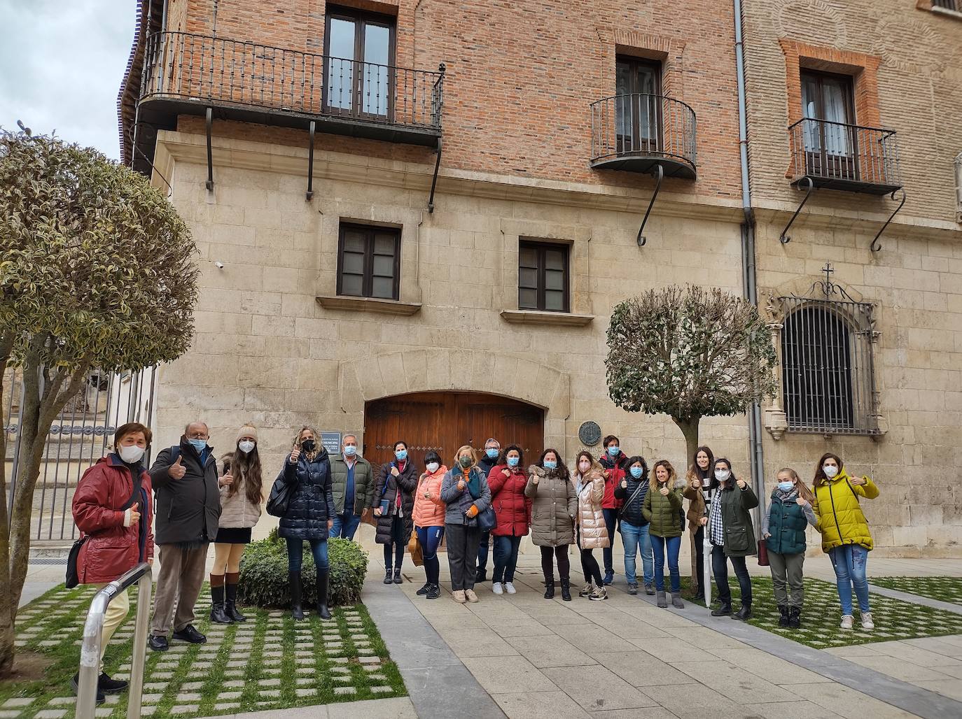 Los alumnos de la Escuela Oficial de Idiomas durante una visita.