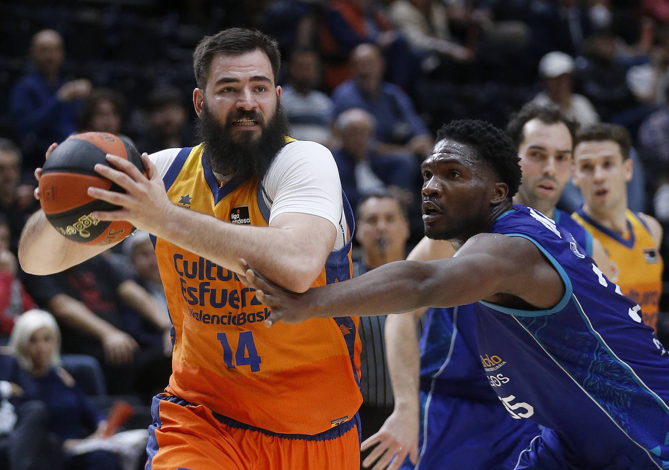 Imágenes del encuentro enrte el Valencia Basket y el San Pablo Burgos disputado en La Fonteta