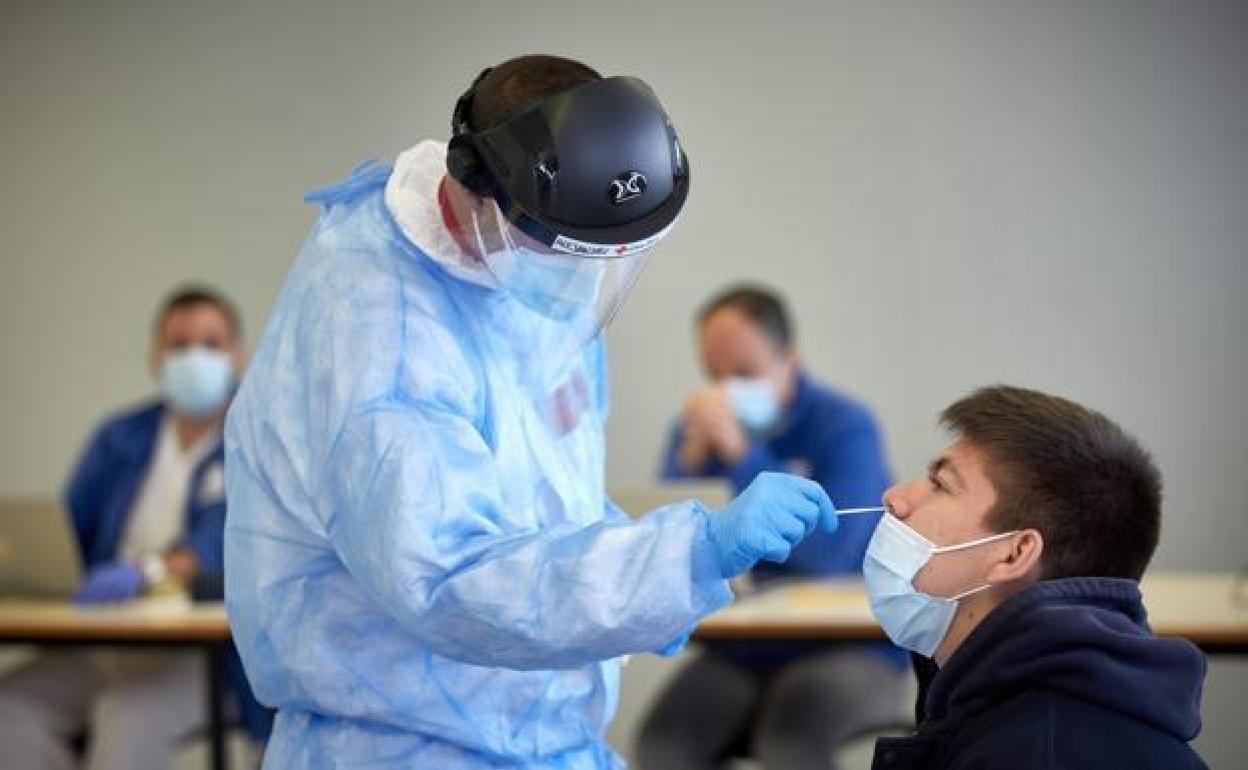 Un sanitario realiza un test de coronavirus. 