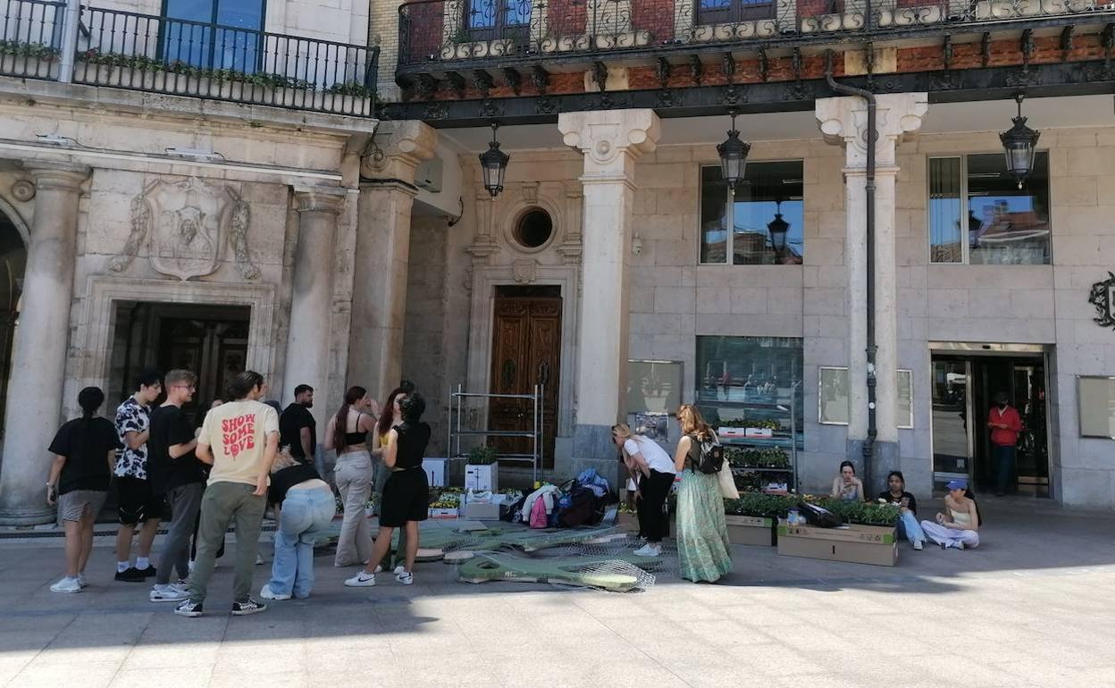 Preparativos de la Fiesta de las Flores frente al Ayuntamiento de Burgos