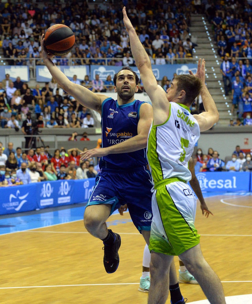 Imágenes del encuentro entre el San Pablo Burgos y el Fuenlabrada en el Coliseum