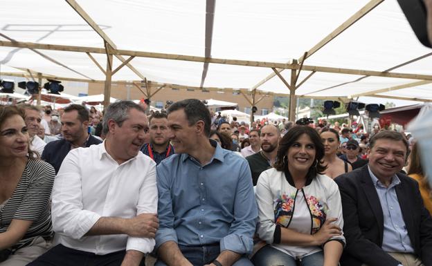 Juan Espadas (izda.) charla con Pedro Sánchez.