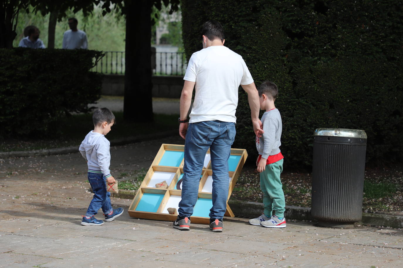 Numerosas familias se han acercado al Paseo del Espolón a disfrutar de los juegos y actividades preparadas con motivo del Día de las Familias