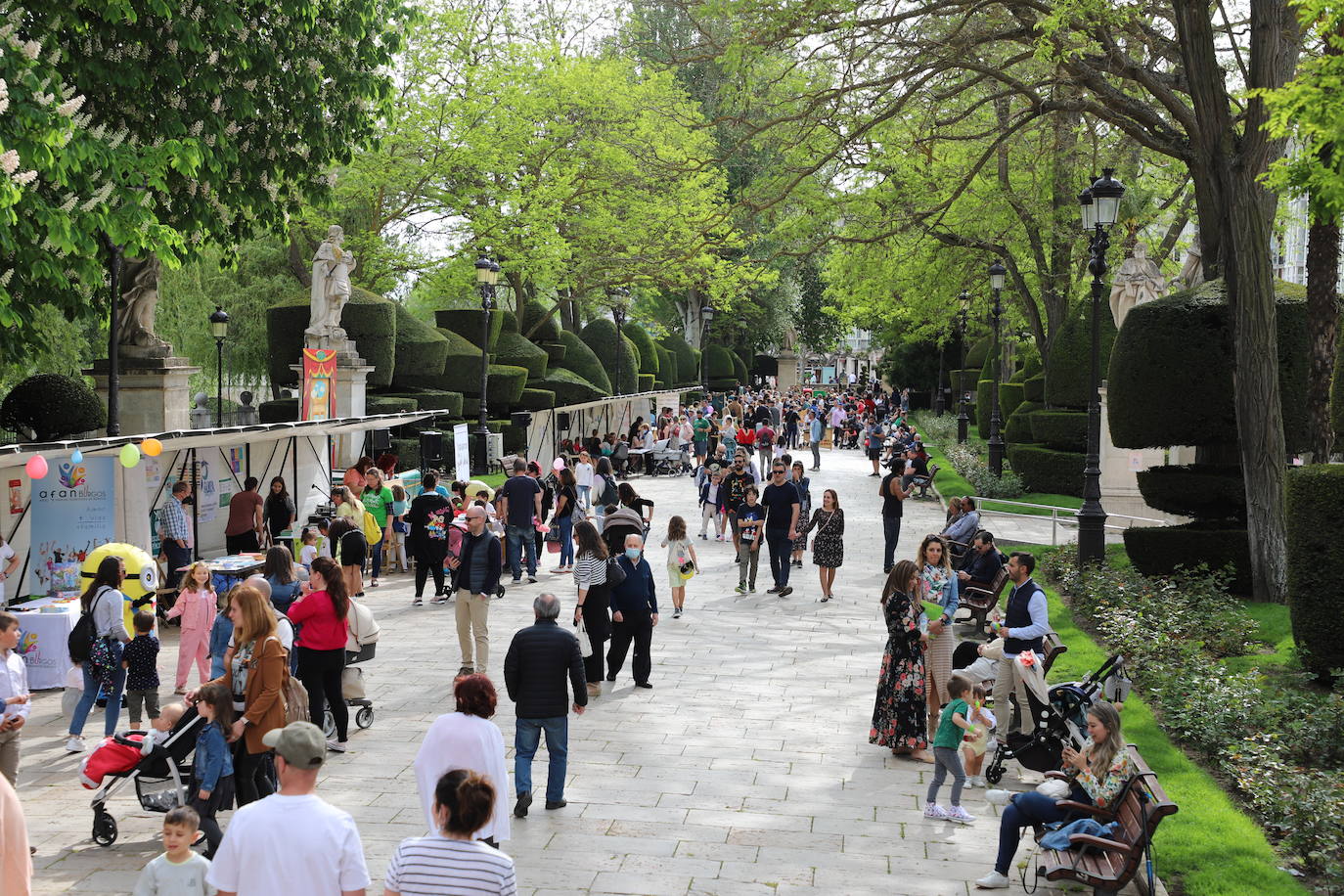 Numerosas familias se han acercado al Paseo del Espolón a disfrutar de los juegos y actividades preparadas con motivo del Día de las Familias