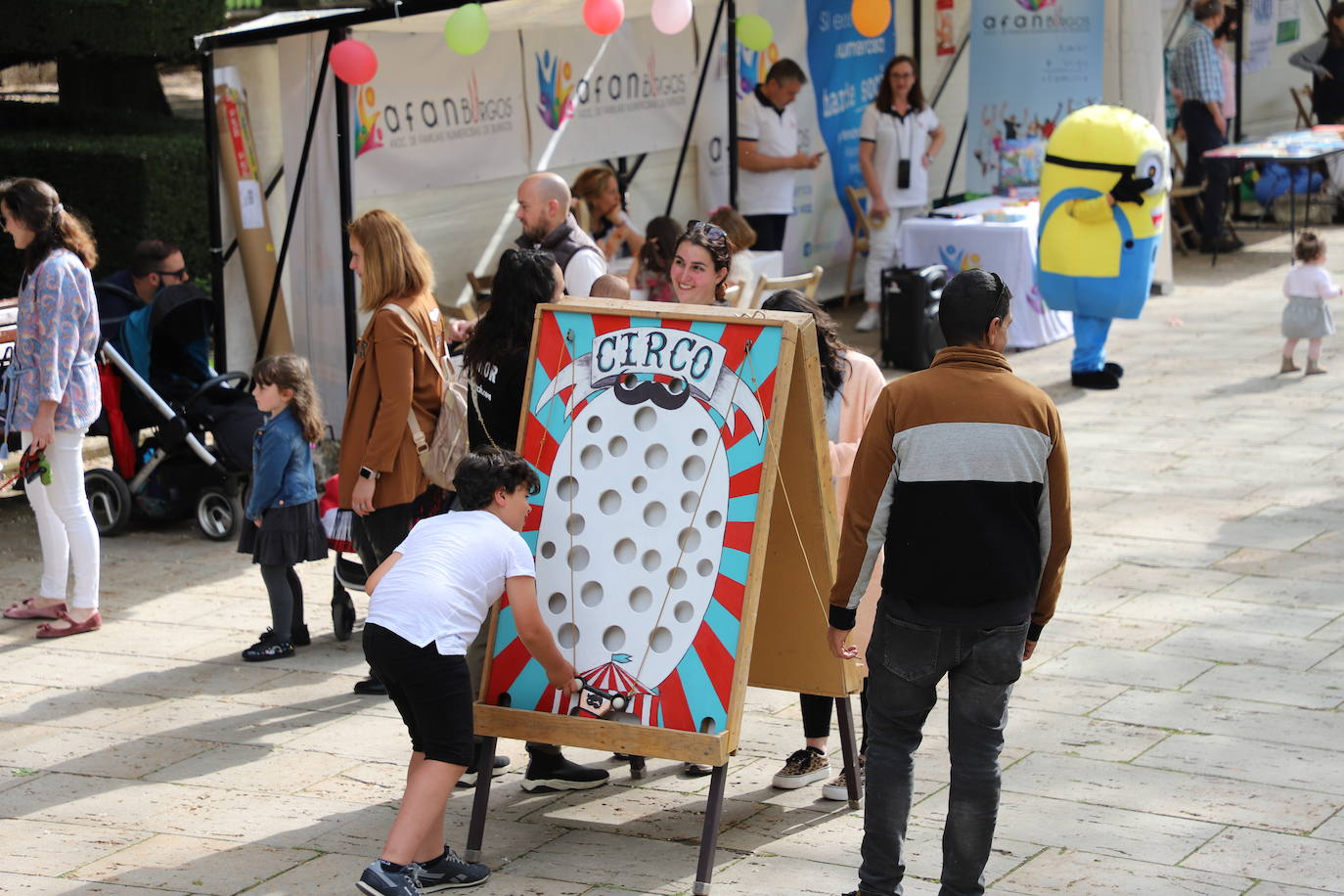 Numerosas familias se han acercado al Paseo del Espolón a disfrutar de los juegos y actividades preparadas con motivo del Día de las Familias