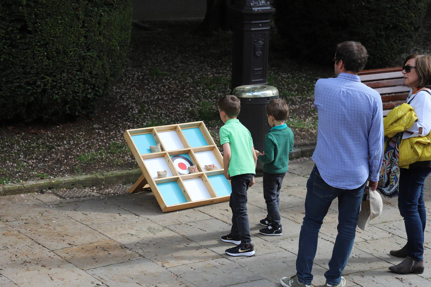 Numerosas familias se han acercado al Paseo del Espolón a disfrutar de los juegos y actividades preparadas con motivo del Día de las Familias