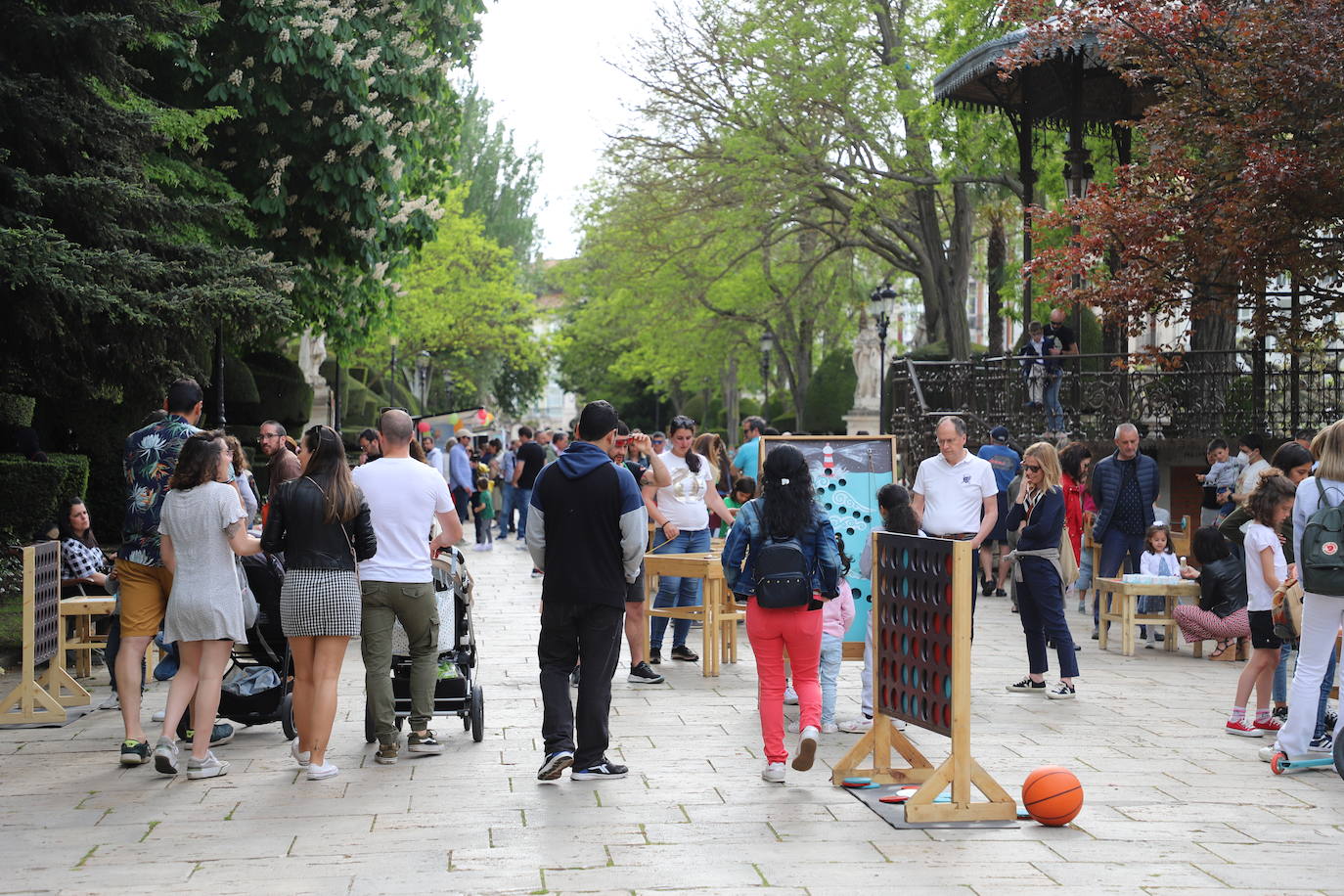 Numerosas familias se han acercado al Paseo del Espolón a disfrutar de los juegos y actividades preparadas con motivo del Día de las Familias