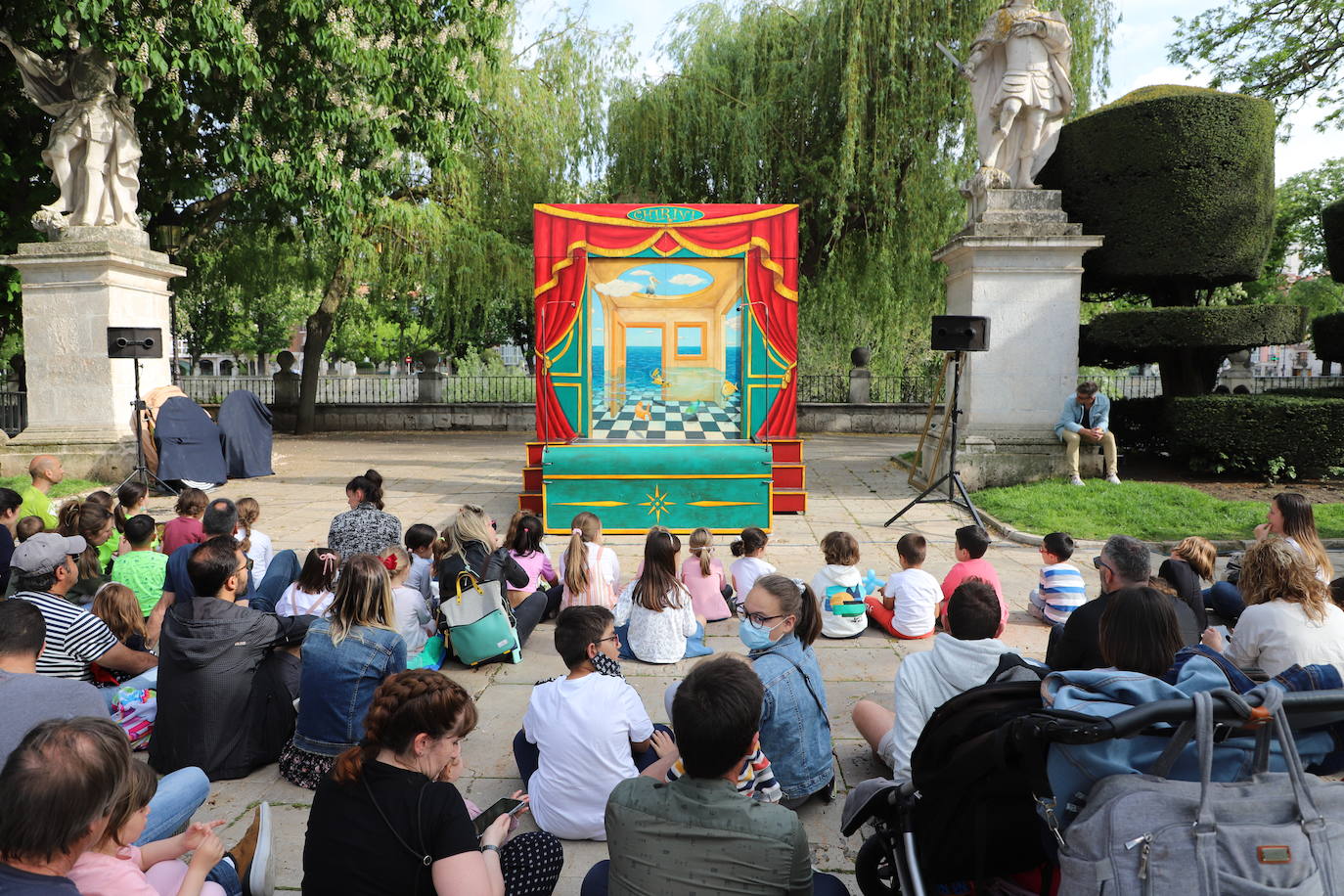 Numerosas familias se han acercado al Paseo del Espolón a disfrutar de los juegos y actividades preparadas con motivo del Día de las Familias