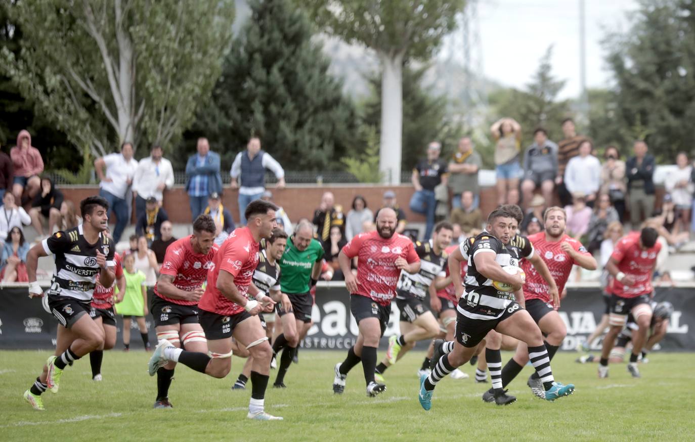 Imágenes de los cuartos de final de la División de Honor entre El Salvador y Recoletas Burgos en Pepe Rojo