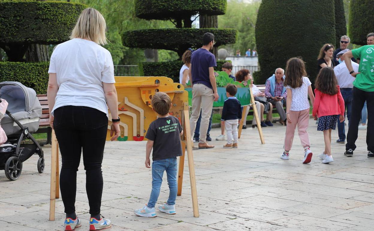 Padres, madres e hijos disfrutan de una tarde de juegos en el Paseo del Espolón