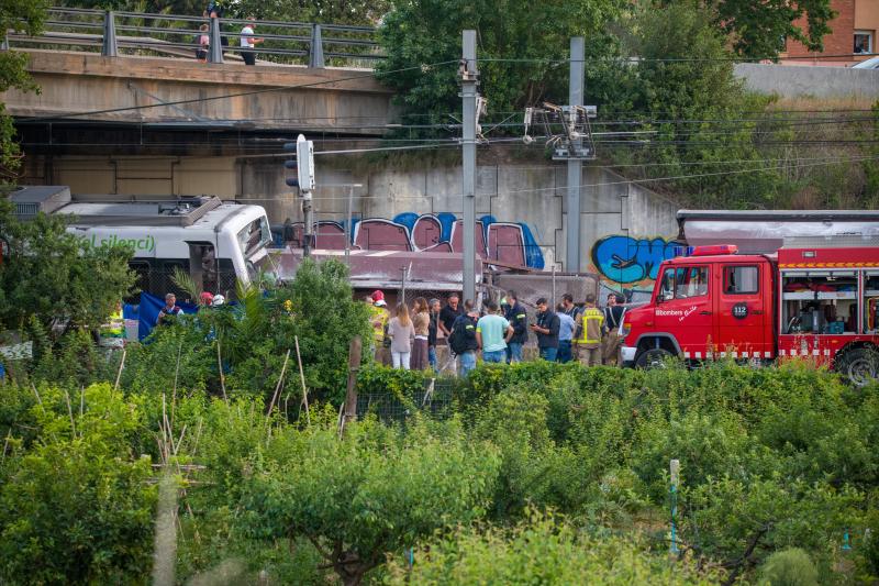 Los servicios de emergencia trabajan en el lugar del accidente.