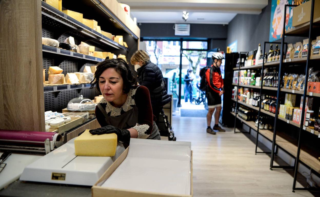 Una mujer en su nueva tienda de BIlbao.