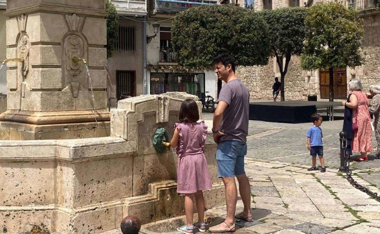 Céntrica plaza de Burgos donde la fuente y la sombra están muy cotizados a causa de la ola de calor.