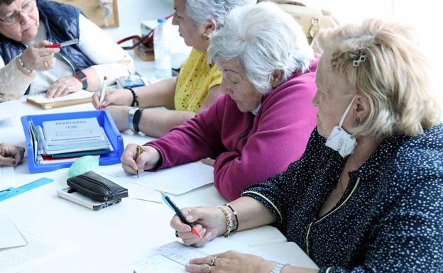 Galería. Los martes los dedican a hacer actividades para fortalecer la memoria. 