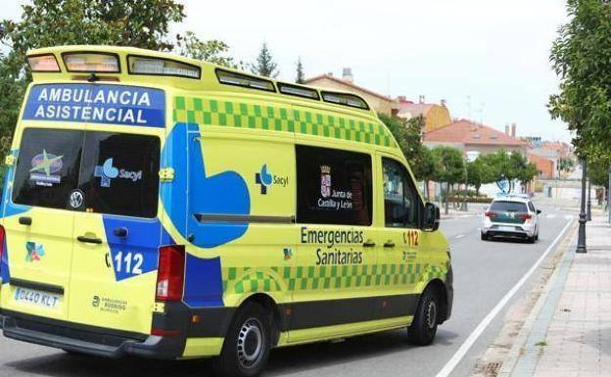 Imagen de archivo de una ambulancia con la Guardia Civil en la provincia de Burgos
