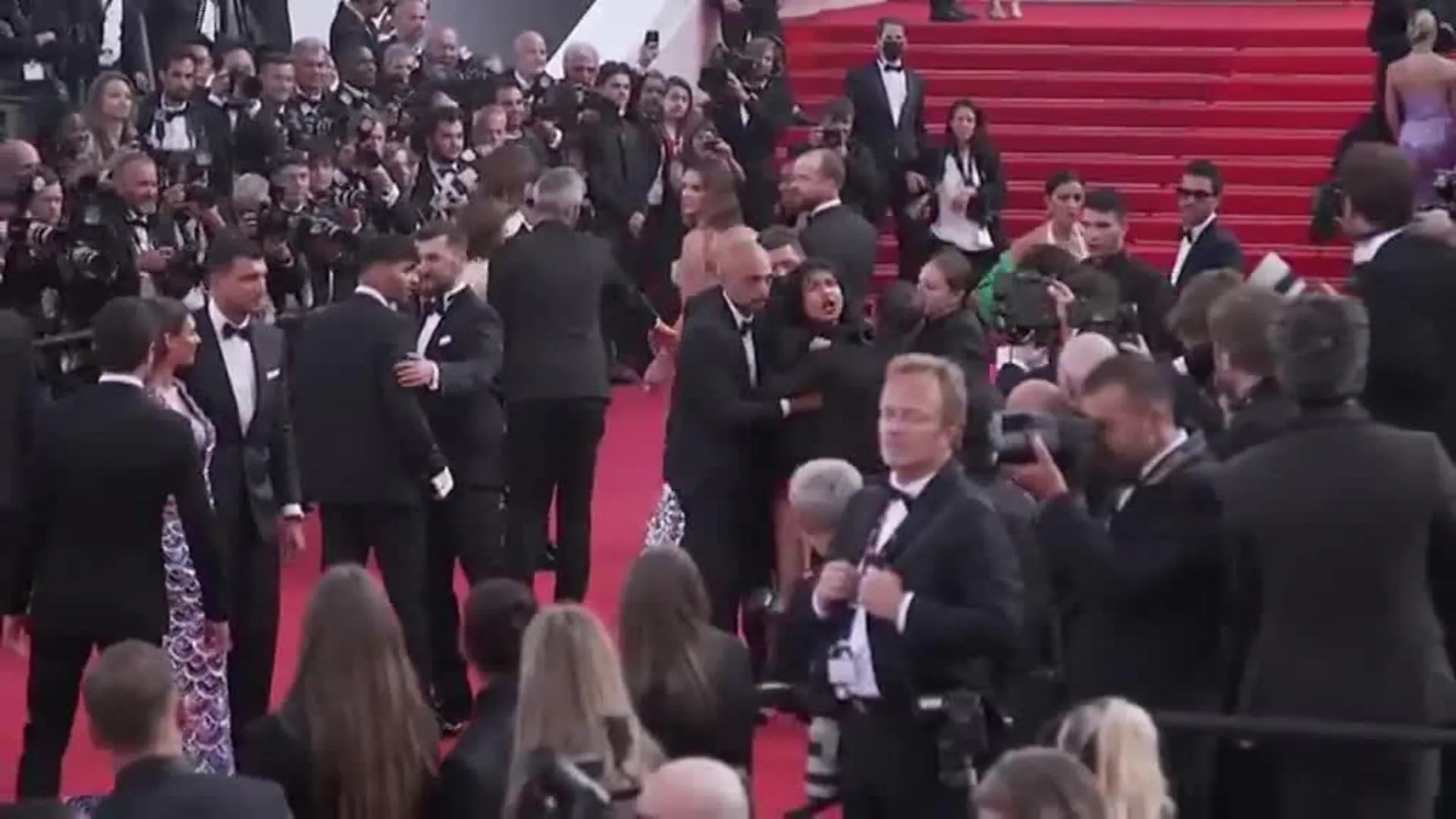 Una mujer desnuda irrumpe en la alfombra roja de Cannes para protestar por  la guerra de Ucrania