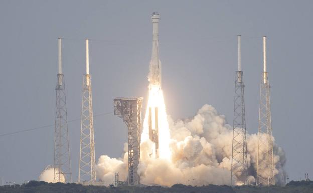 El cohete Atlas V con la Starliner despega de Cabo Cañaveral.