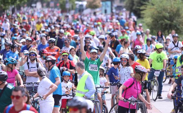 Miles de personas han participado en el Día de la Bici. 