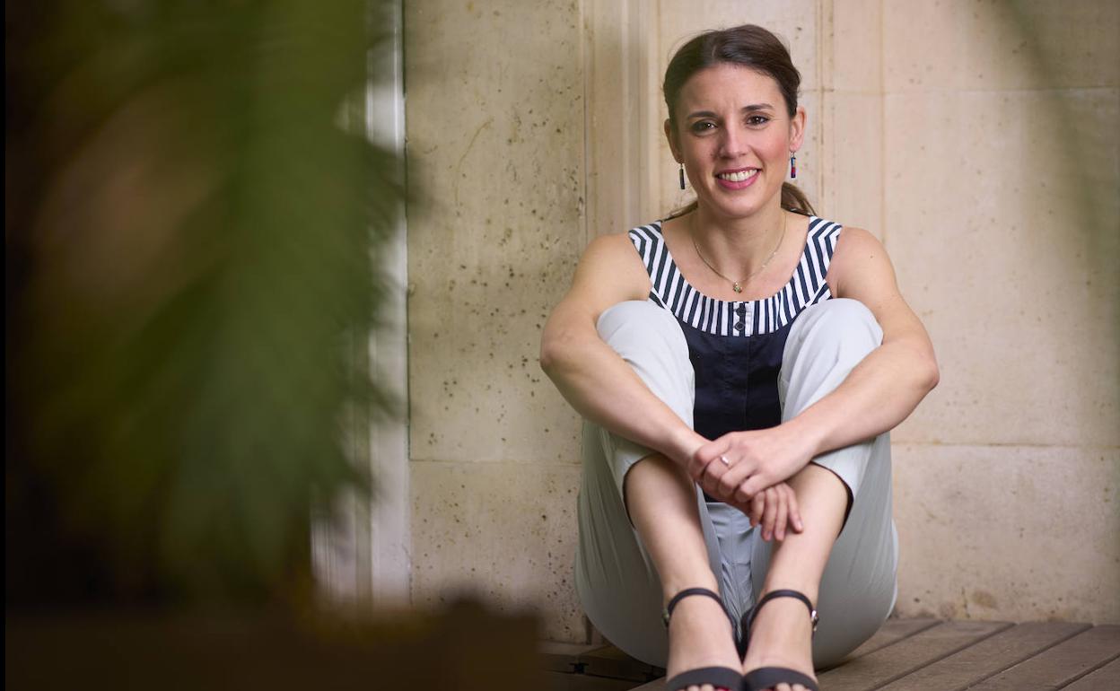 Irene Montero, en un pequeño jardín ubicado en el patio de luces del Ministerio de Igualdad.