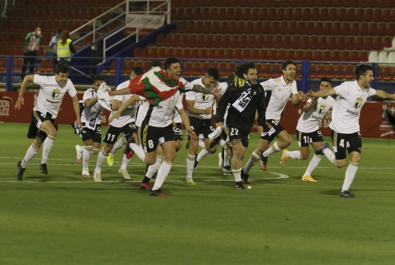 Celebración de los jugadores del Burgos. 