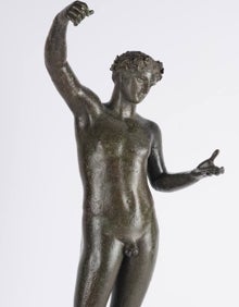 Imagen secundaria 2 - Dinar de oro de Ali Ibn Youssede la Ceca de Fez (arriba). Figura femenina de terracota, de Ibiza, y 'Efebo escanciador de bronce', de la ciudad romana de Volubilis.