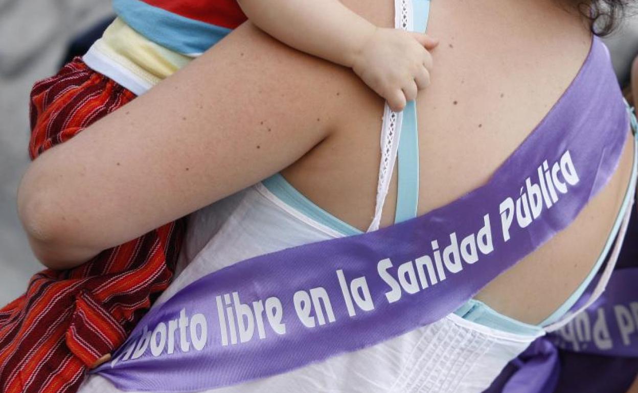 Concentración con el lema 'Aborto libre y gratuito ¡ya!'.