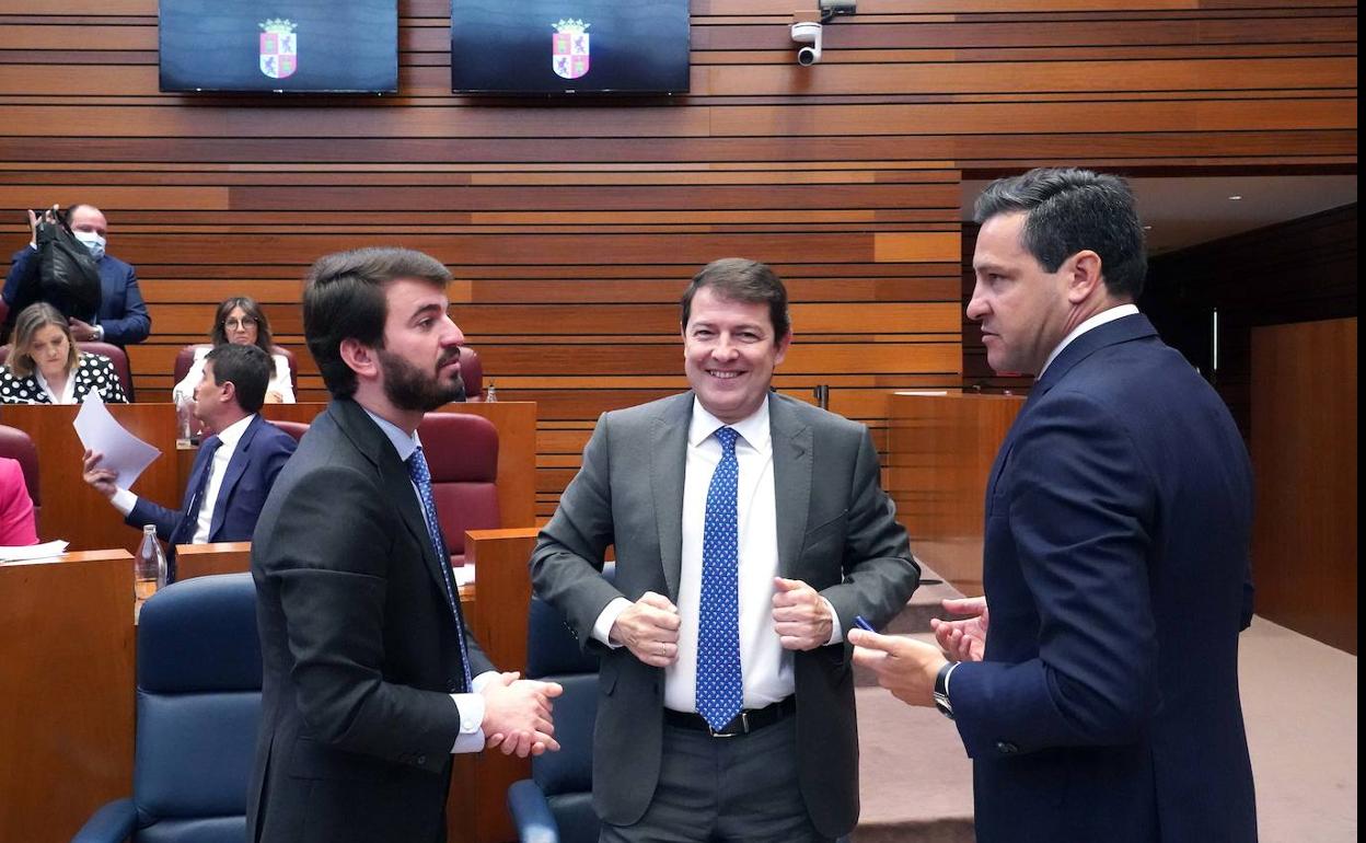 El vicepresidente de la Junta de Castilla y León, Juan García-Gallardo, junto al presidente de la Junta, Alfonso Fernández Mañueco y el portavoz popular Raúl de la Hoz en el Pleno de las Cortes.