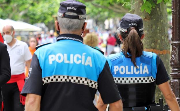 Una pareja de la Policía Local pasea por Burgos.