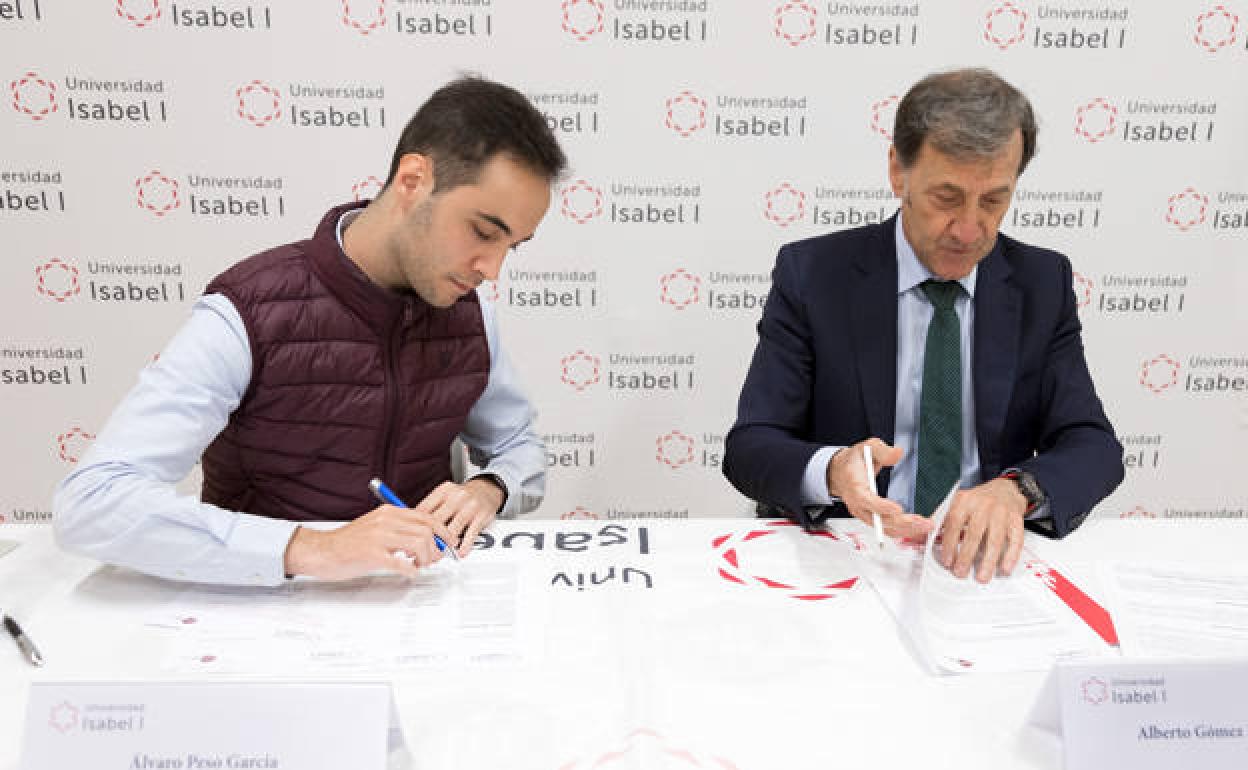 Álvaro Peso García, presidente de AJE Burgos (izda.) y Alberto Gómez Barahona, rector de la Universidad Isabel I, durante la firma del convenio. 