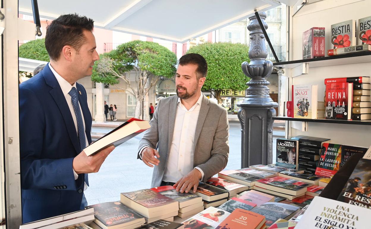 El alcalde, Daniel de la Rosa, junto con Luis Tudanca, el secretario general del PSOE de Castilla y León en la Feria del Libro de Burgos.