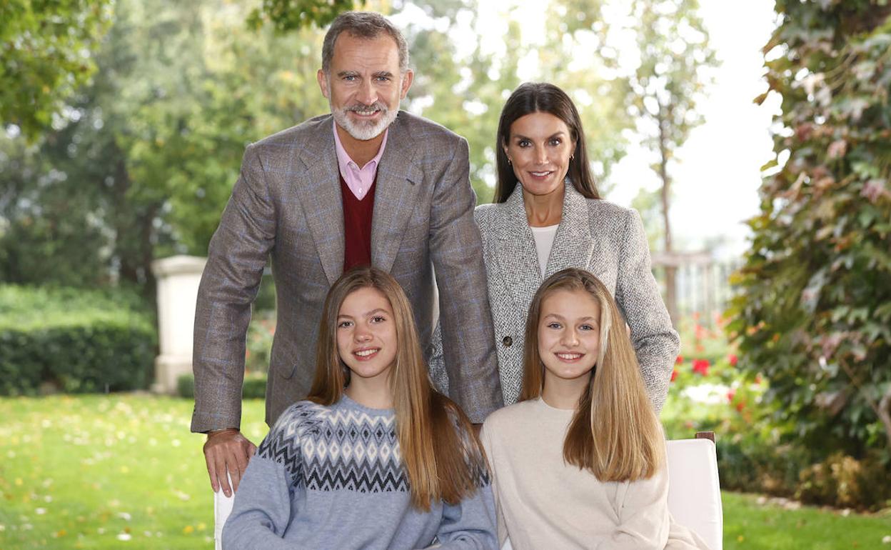 Don Felipe y doña Letizia, con sus hijas.