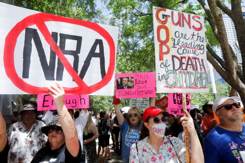 Masiva movilización contra la convención anual de la Asociación Nacional del Rifle en Houston.