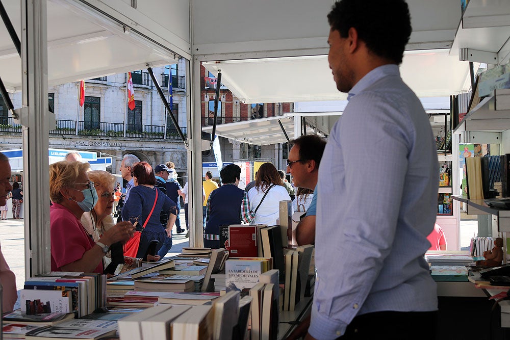 Fotos: Público y calor acompañan a la Feria del Libro de Burgos en su primer fin de semana