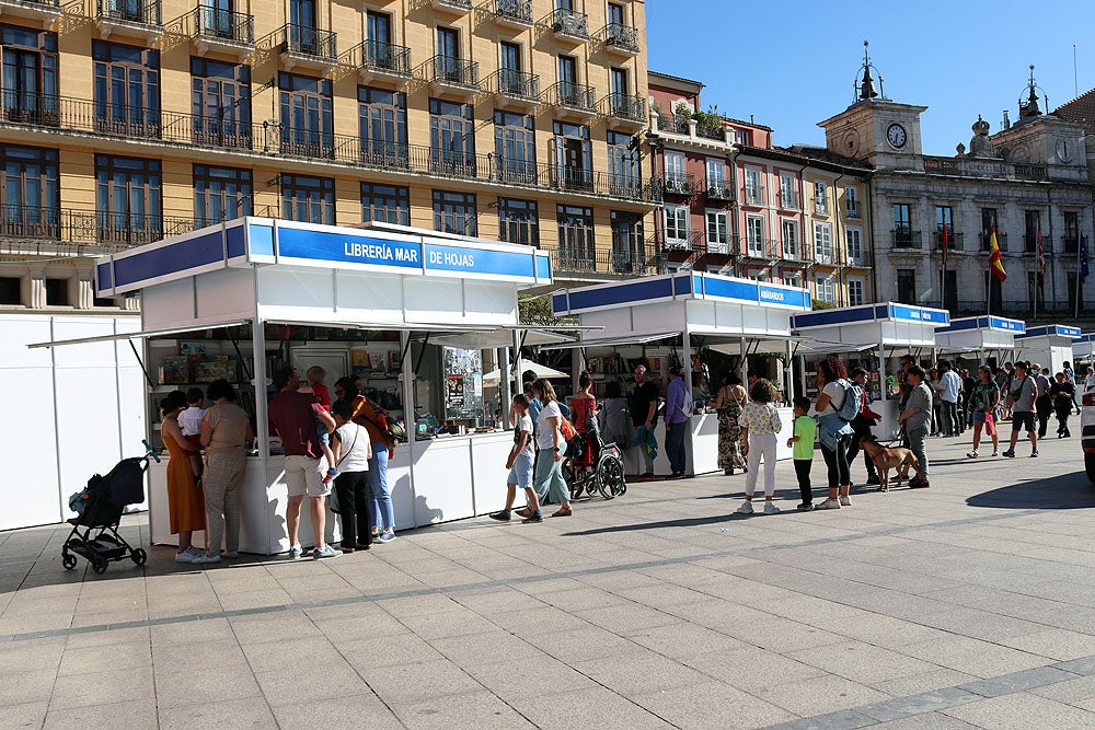 Fotos: Público y calor acompañan a la Feria del Libro de Burgos en su primer fin de semana