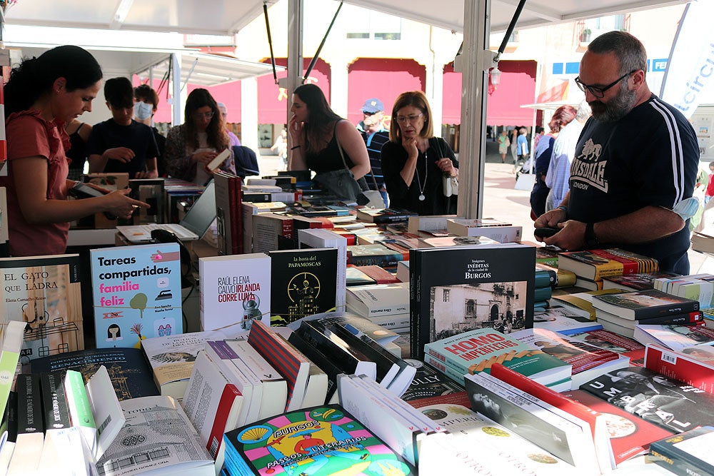 Fotos: Público y calor acompañan a la Feria del Libro de Burgos en su primer fin de semana