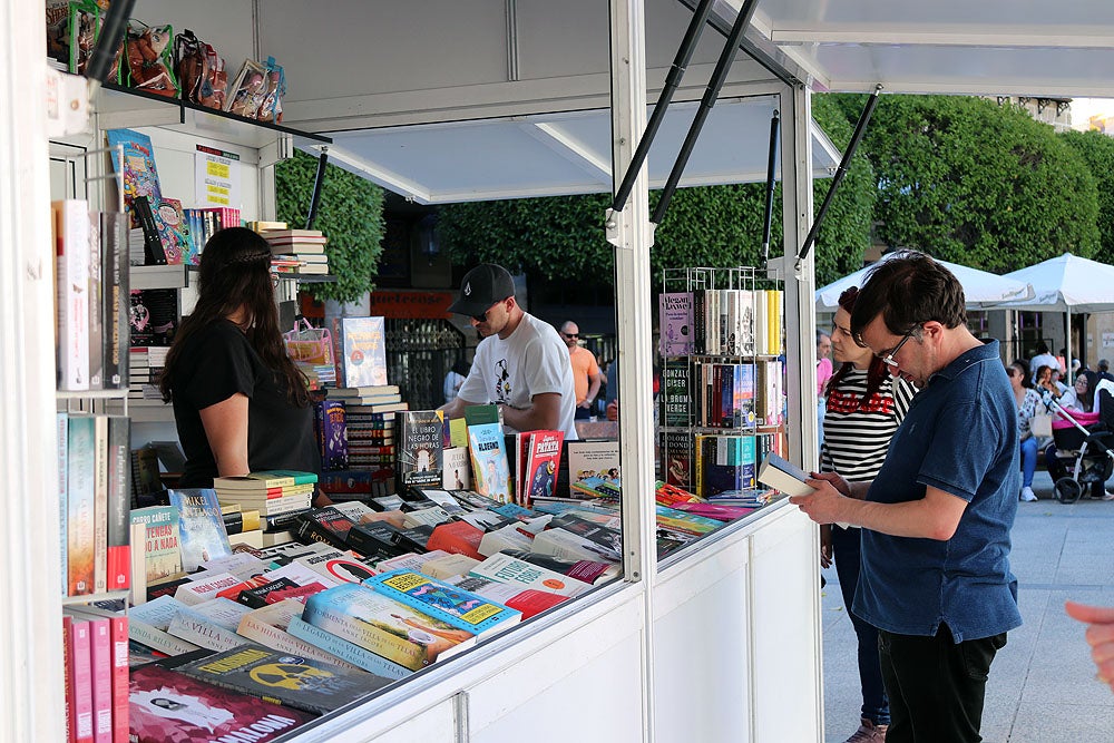 Fotos: Público y calor acompañan a la Feria del Libro de Burgos en su primer fin de semana