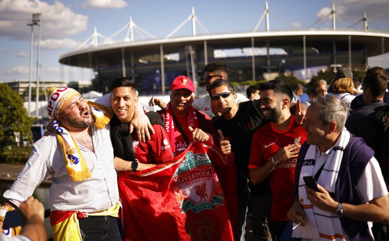 Aficioandos del Real Madrid y del Liverpool, antes de la final de la Champions. 