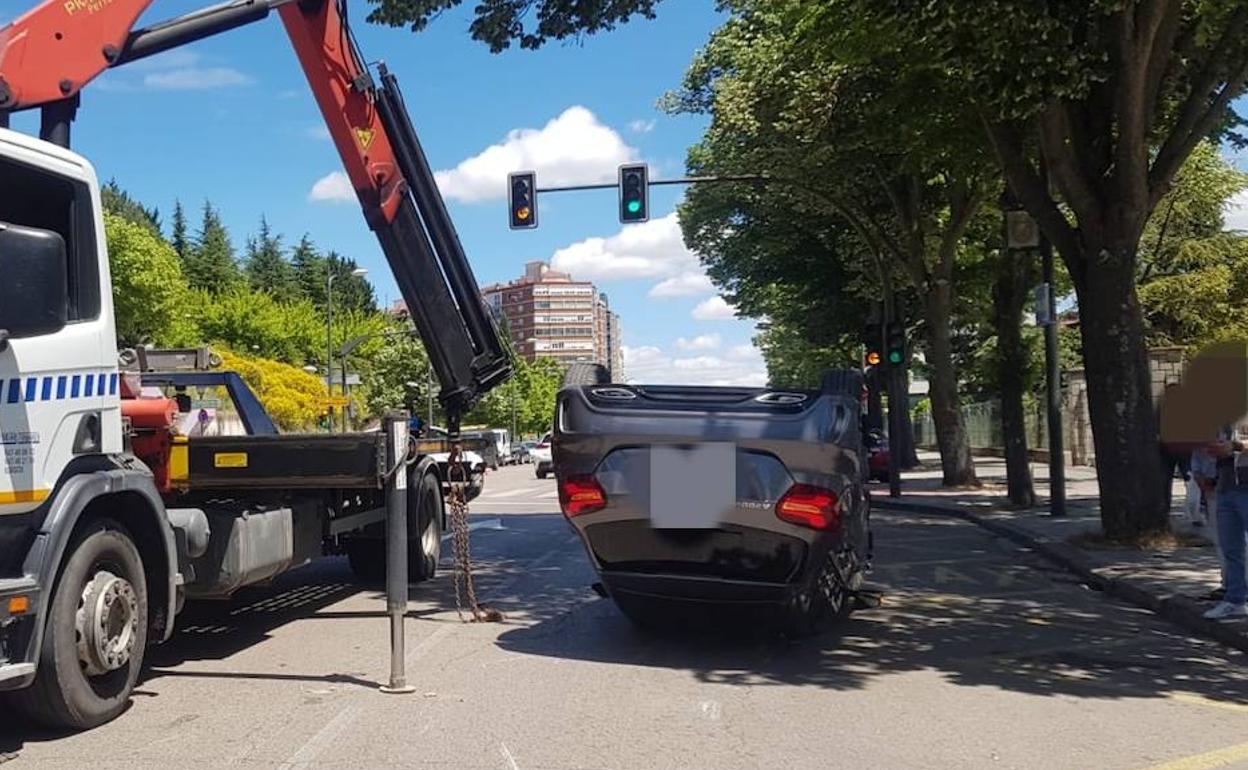 Vehículo volcado en la avenida del Cid.