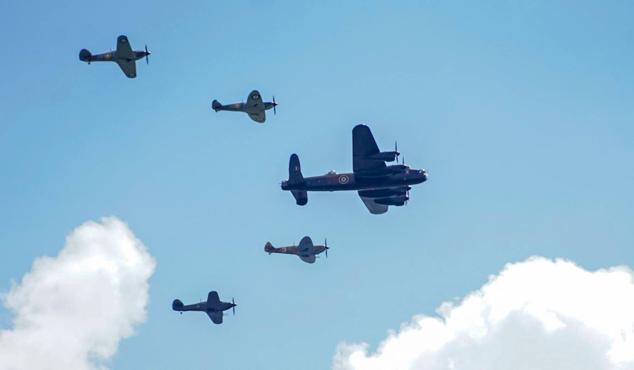 2 de junio | Un bombardero Avro Lancaster, escoltado por dos Hurricanes y otros dos Spitfire, aparatos de la Segunda Guerra Mundial, durante el desfile aéreo.