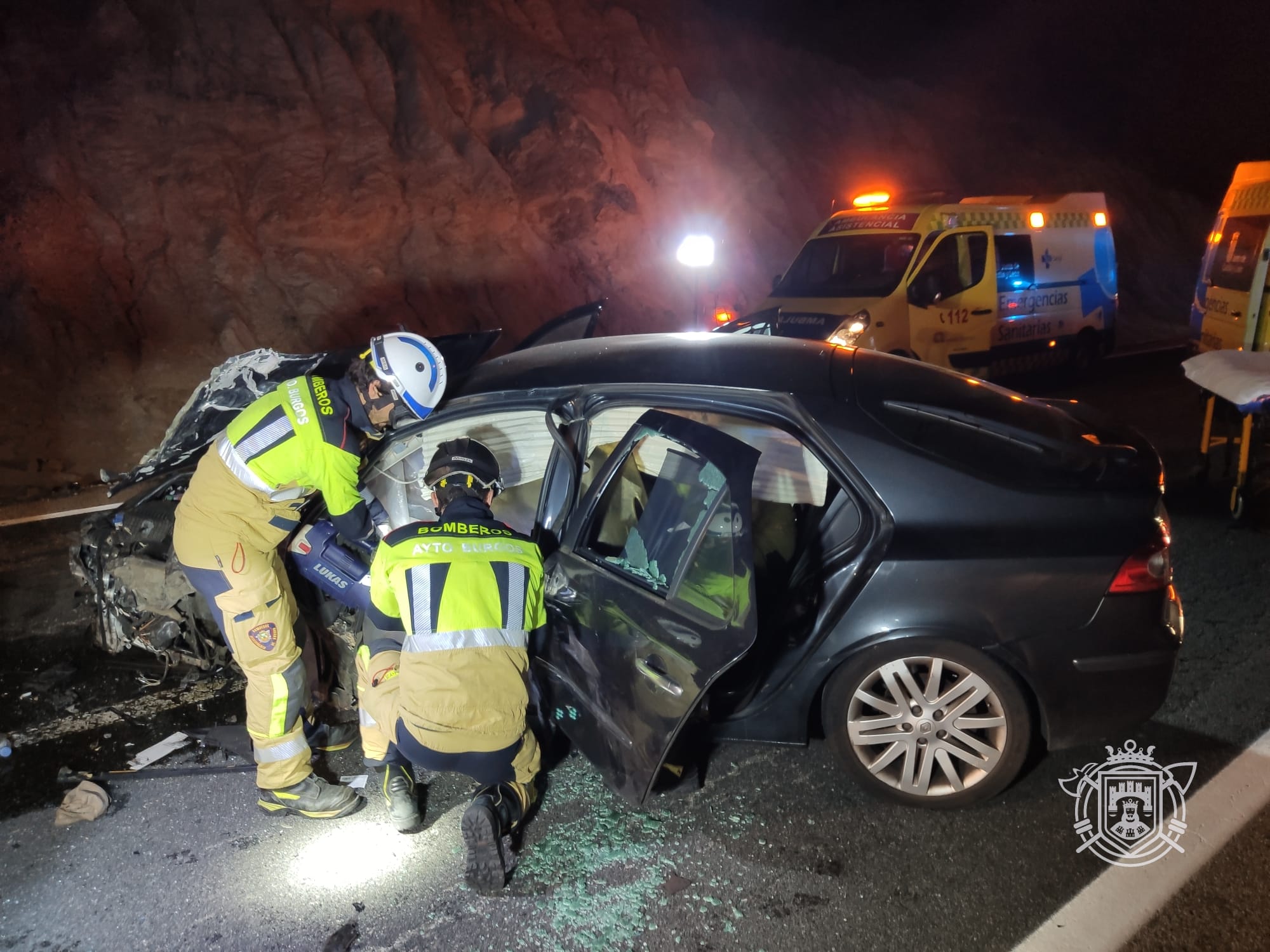 Los Bomberos de Burgos excarcelan a un herido tras el choque de dos turismos