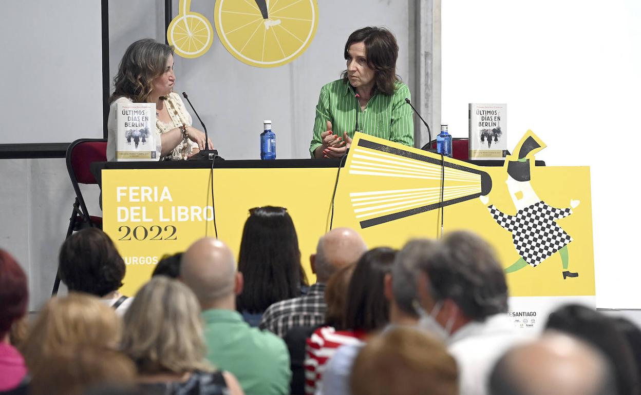 La escritora Paloma Sánchez-Garnica (dcha.) con la periodista Elena Lastra, durante la celebración de la 46º edición de la Feria del Libro de Burgos su último libro 'Últimos días en Berlín',