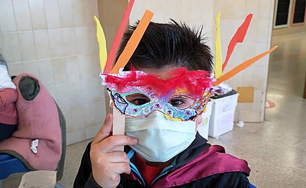 Imagen principal - Arriba, un nuiño con su máscara de Carnaval, propio de Venecia; abajo a la izquierda, alumnos participan en el debate simulando las Naciones Unidas y a la derecha, una alumna junto a un globo terráqueo. 