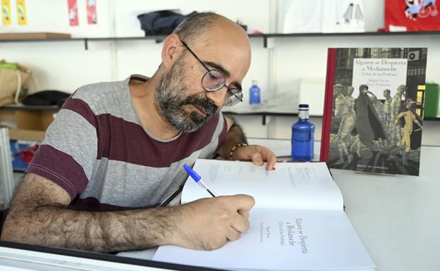 Óscar Esquivias en la firma de la Feria del Libro de Burgos