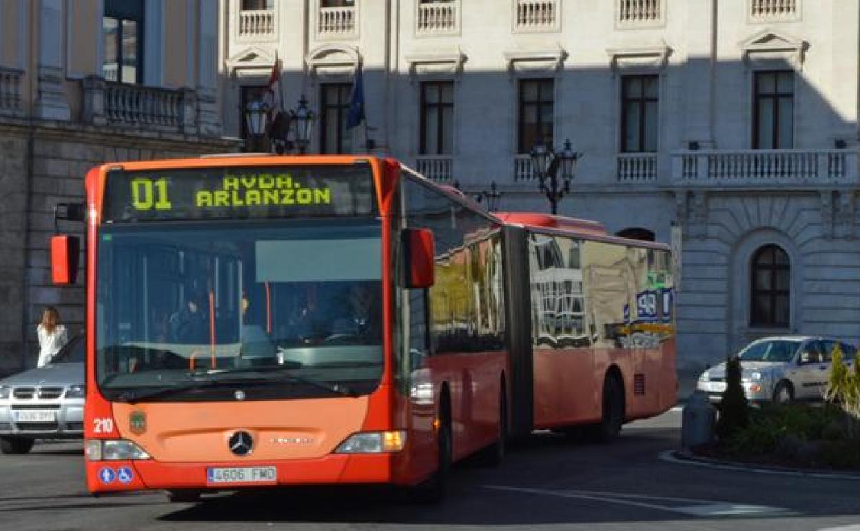 Los autobuses urbanos recuperan usuarios a un ritmo lento. 