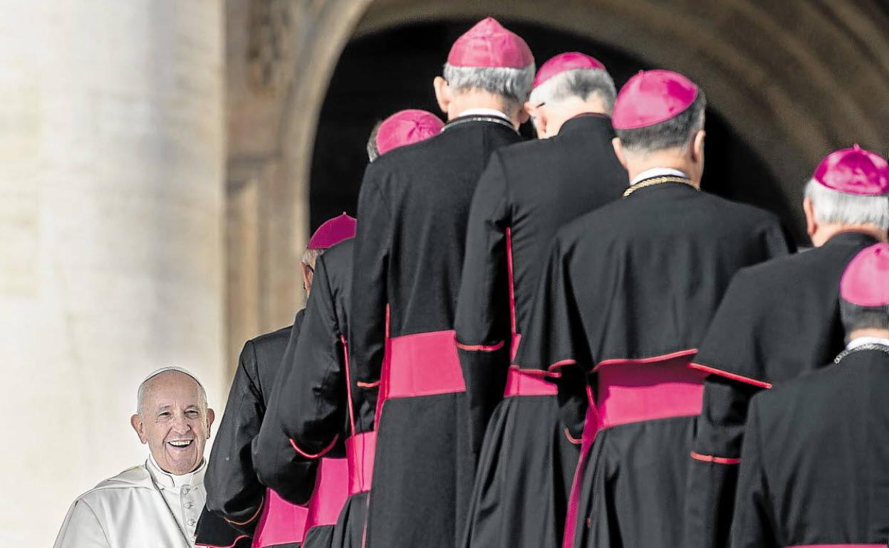 El Papa Francisco saluda a los obispos durante una audiencia general. 