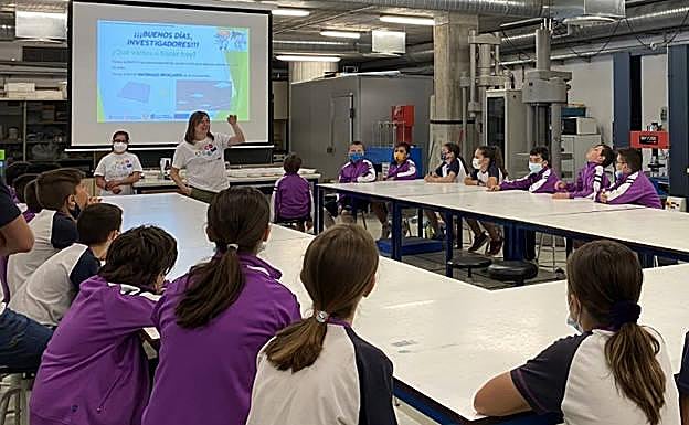 Imagen principal - 70 alumnos de Primaria participan en un taller sobre nuevos materiales con residuos industriales