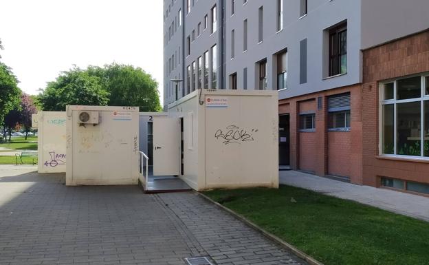 El actual centro de salud ha necesitado de la instalación de castas de obra. 